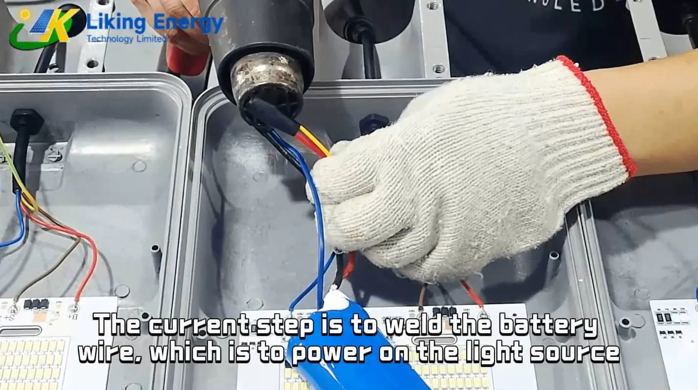 Menginstal menyukai MP120w seri tahan angin efisien semi-split lampu surya